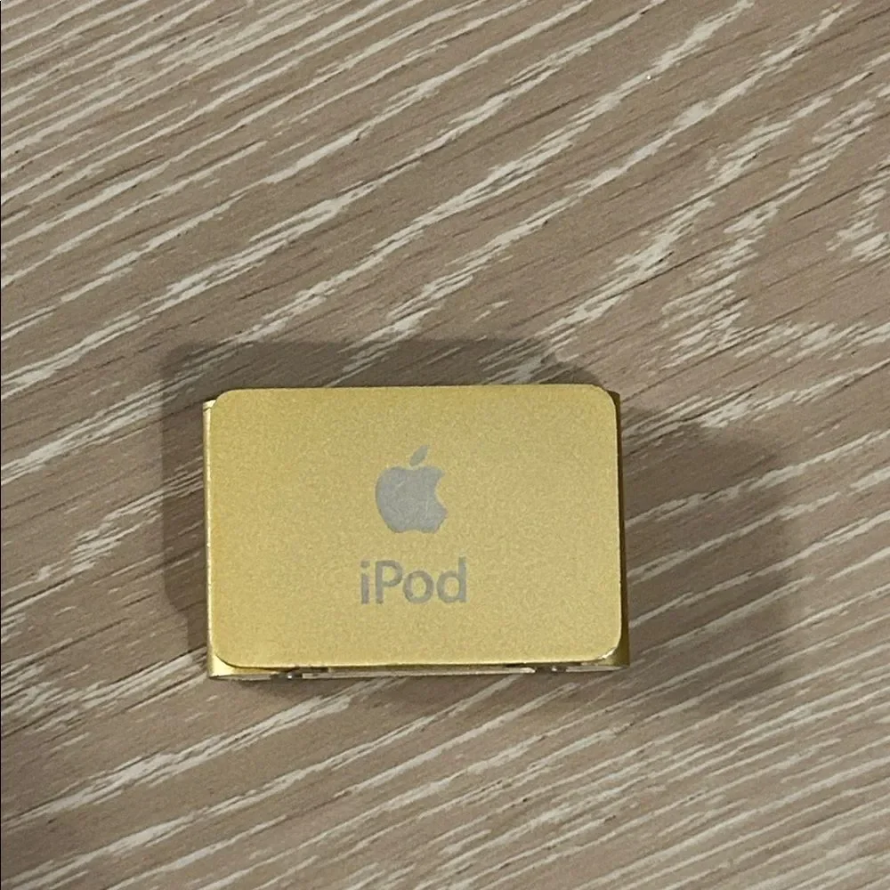 Apple iPod Shuffle 2nd Gen in Metallic Gold